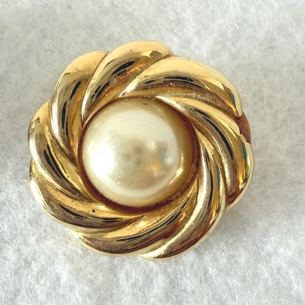 Kenneth Jay Lane KJL Clip Earrings Gold Tone Pearl Swirl Vintage‎ Chic